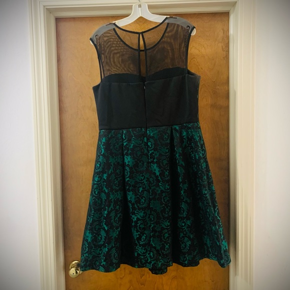 Black and Green Dámask Dress - Picture 2 of 2